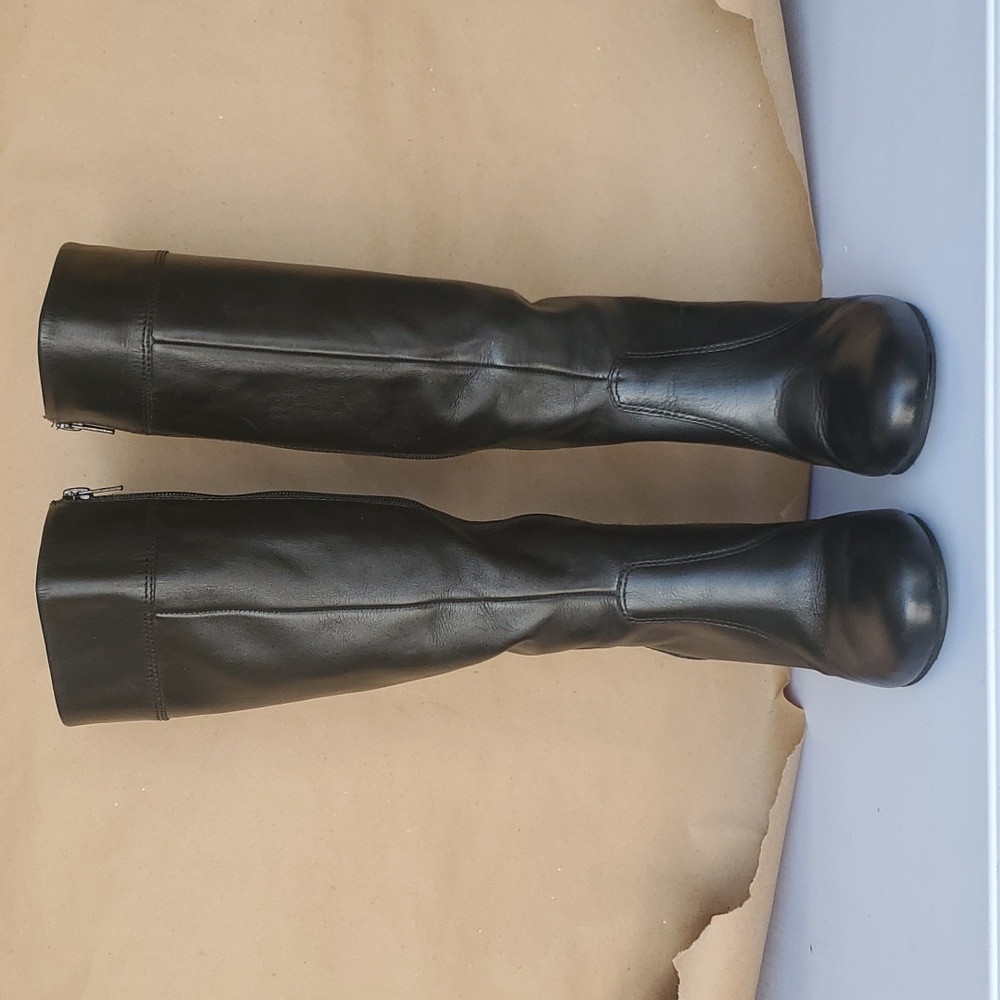 Gianni Bini Twi Lite Knee High boots. Size 6 1/2 Women's US. Faux Leather.